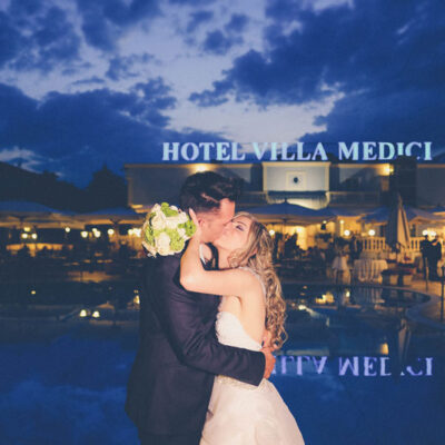 Bacio Sposi a Bordo Piscina Hotel Villa Medici